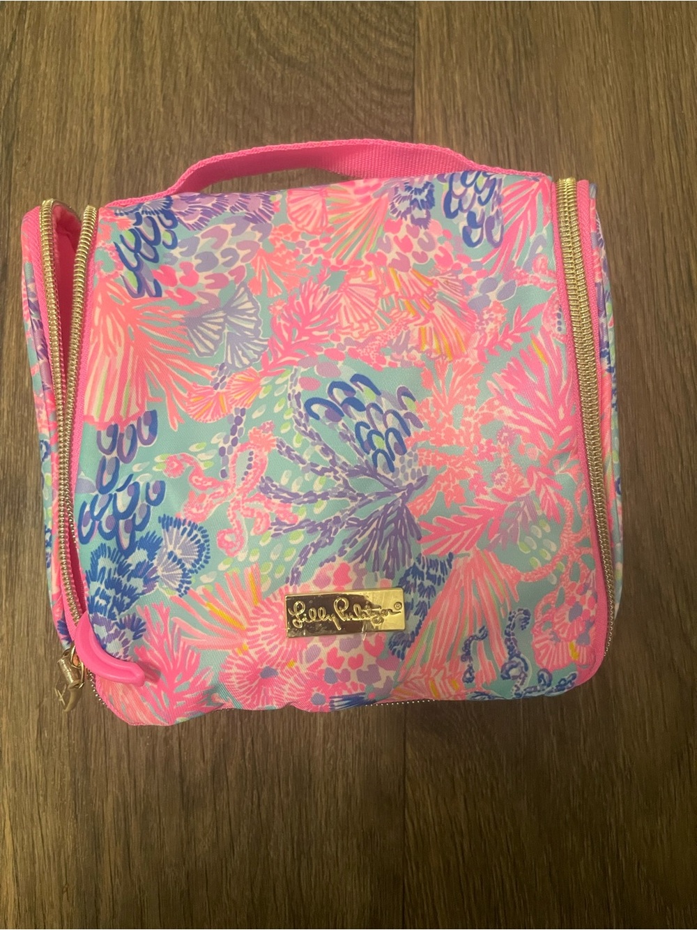 🌸Lilly Pulitzer “splendor in the sand” hanging travel cosmetic case.🌸